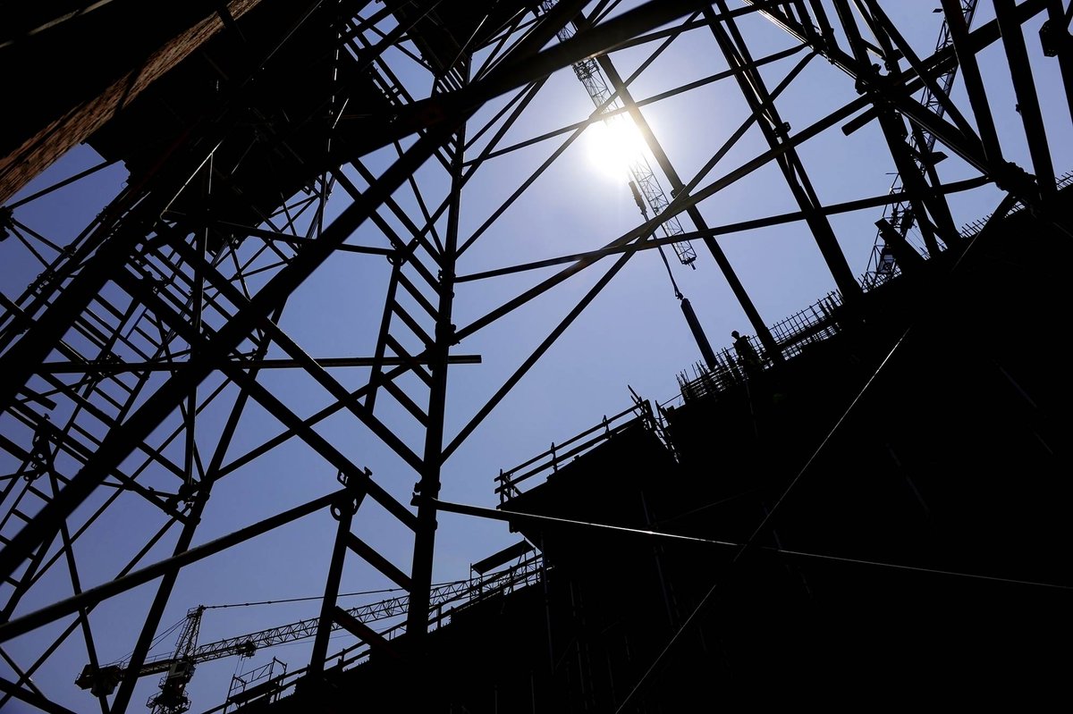 📉 Vallen van hoogte = oorzaak #1 van ernstige ongevallen in bouw, infra &amp; industrie.

🧠 In 1 dag leer je veilig werken op hoogte met de training van Bouwradius:
✔ Risico’s herkennen
✔ PBM’s &amp; randbeveiliging
✔ Wetgeving &amp; certificaat

👉 bouwradius.nl/Training/veili…