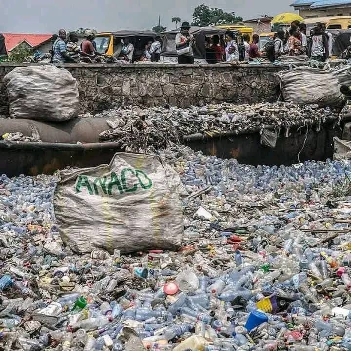 LhaamaMutombo's tweet photo. Chaque rencontre est une opportunité de grandir quand on sait l’accueillir à bon usage.
j’ai rencontré une personne engagée dans l’environnement, transformant les déchets en solutions durables à fort impact.

Une jeunesse consciente, c’est possible. https://t.co/zBBhZvCPPf