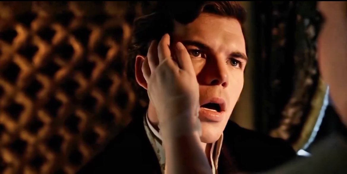 _gracieling's tweet image. “begging Colin to love her.”

meanwhile Colin on his knees: