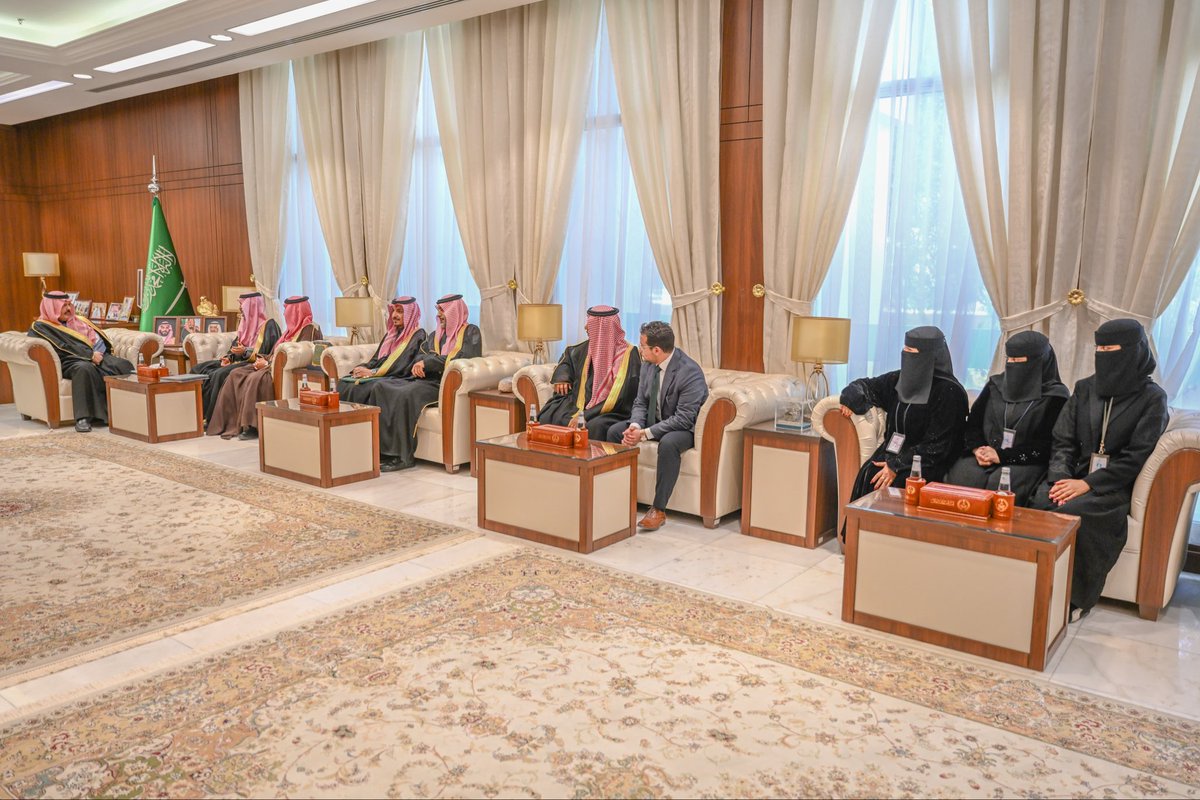 سمو #أمير_منطقة_حائل يرعى توقيع اتفاقية تعاون بين جمعية عزم لدعم مرضى التصلب المتعدد "اللويحي" والمستشفى السعودي الألماني بحائل،ويطلق سموّه عيادة الأمير عبدالعزيز بن سعد دعمًا لمرضى التصلب المتعدد"اللويحي" لتقديم خدمات طبية متخصصة بدعم من الجمعية، بحضور مدير عام فرع وزارة الصحة.