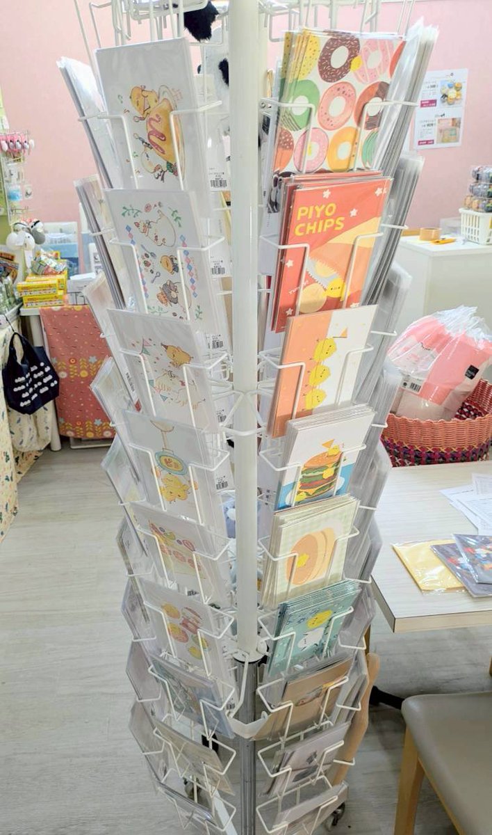 いよいよ明日からです！🐣
店内のお写真頂きまして、
ぴすけグッズはこんな感じで置いてもらってます〜✨

 #ひよこカフェPARTY