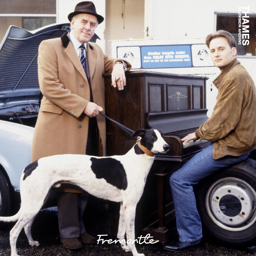 ThamesTVArchive's tweet image. Actor @RealGaryWebster is 62 today. Image of the loveable rascal Arthur Daley (George Cole) and his nephew Ray Daley (Gary) from the 1990s comedy drama Minder.
#GaryWebster #Minder #ArthurDaley #thamestelevision #fremantlearchive