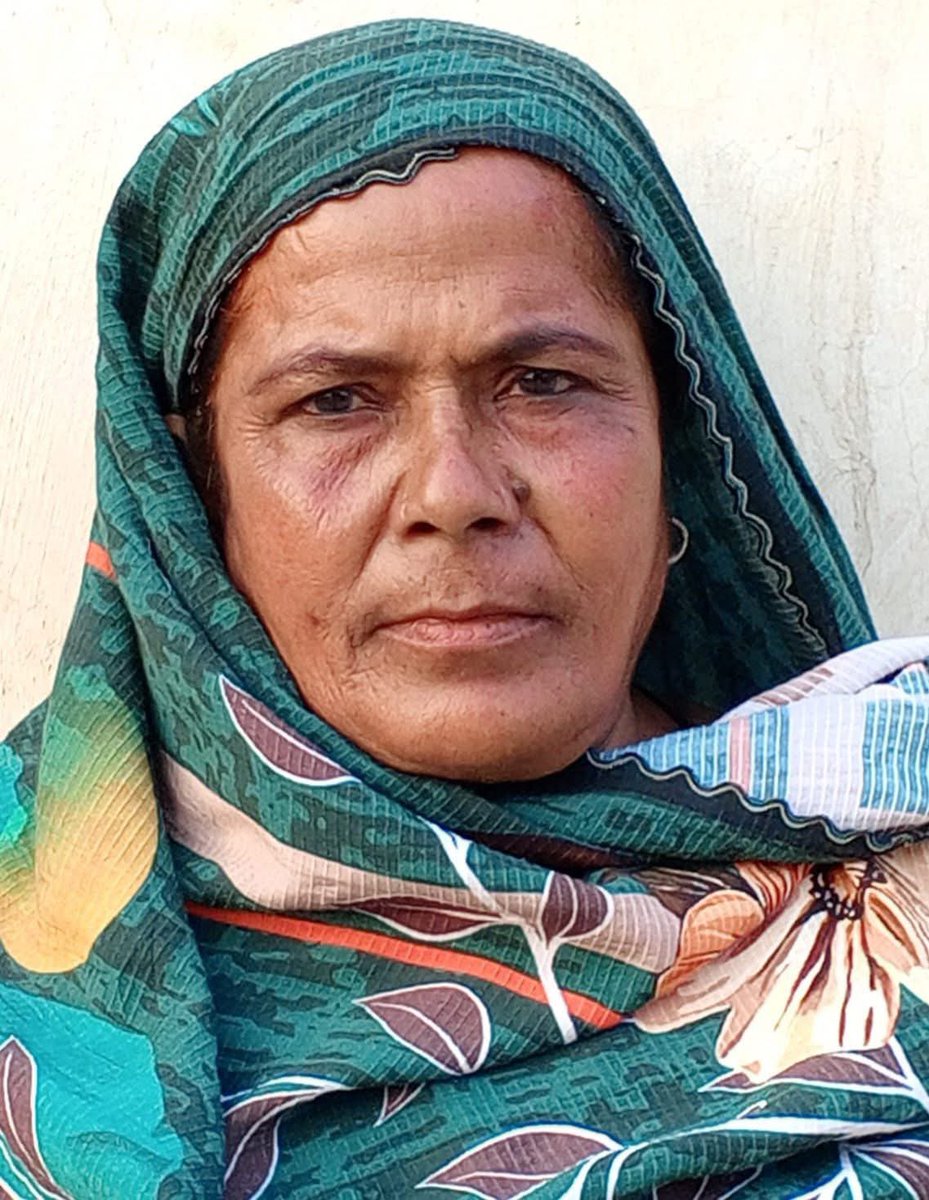 اس خاتون کا نام آمنہ ہے۔
آمنہ کی عمر 10 سال تھی جب بنگلادیش سے انسانی اسمگلروں کا شکار بن پر اپنے ماں باپ اور بہن بھائیوں کے خوبصورت رشتے سے جدا کی گئی تھی۔
آمنہ کا کہنا ہے کہ کسی نے بچیوں کو کہیں ملازمت دلوانے کا کہا تھا۔ ہم سب خوش ہوکر جمع ہوئیں۔ ہمیں کھانا کھلایا گیا۔
کھانے کے