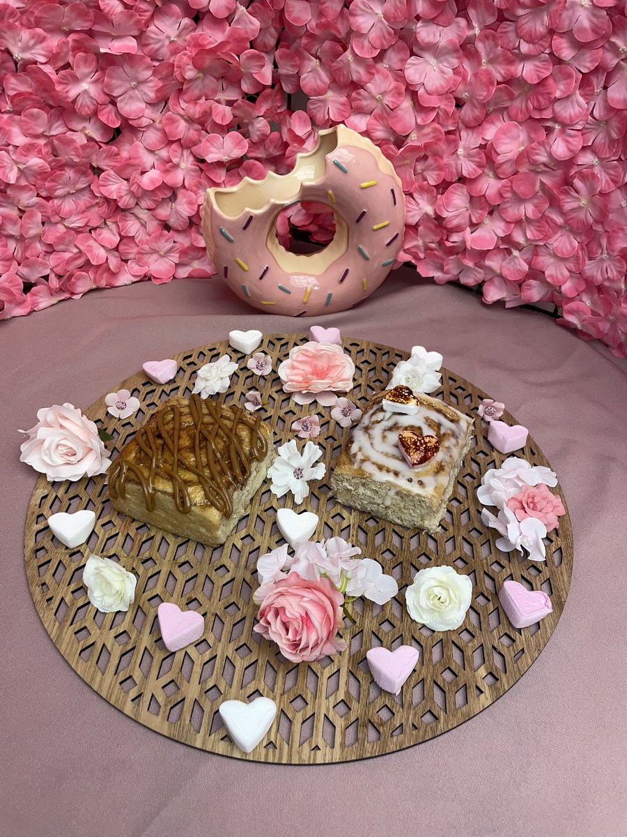 HerNameIsSpooky's tweet image. New month which means new flavors and they all look delicious 😍 We made a custom bouquet of donuts and a box that you can order for Valentine's day and it's so cute 💐🍩 #ILoveMyJob ✨💗