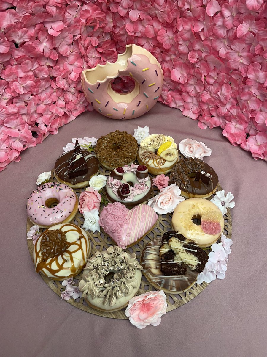 HerNameIsSpooky's tweet image. New month which means new flavors and they all look delicious 😍 We made a custom bouquet of donuts and a box that you can order for Valentine's day and it's so cute 💐🍩 #ILoveMyJob ✨💗