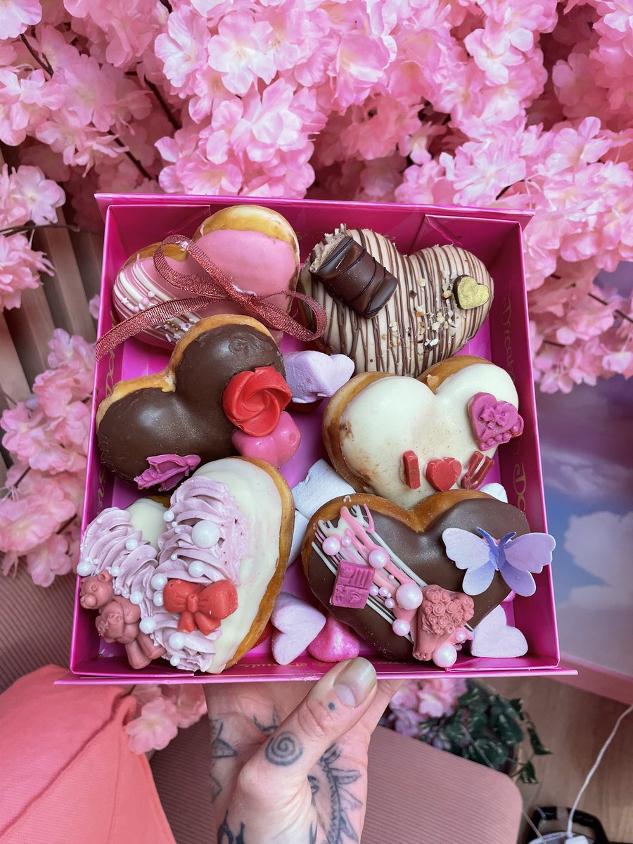 HerNameIsSpooky's tweet image. New month which means new flavors and they all look delicious 😍 We made a custom bouquet of donuts and a box that you can order for Valentine's day and it's so cute 💐🍩 #ILoveMyJob ✨💗