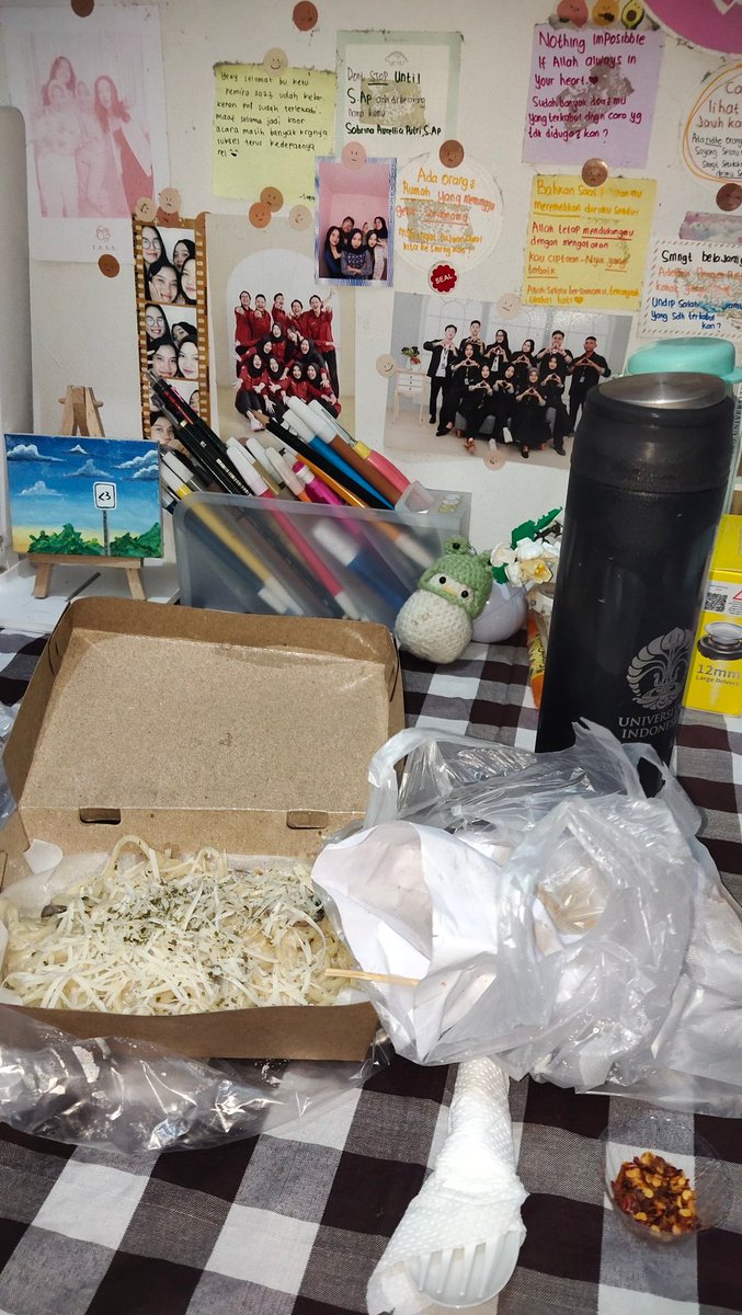 sabsabsabb3's tweet photo. ya Allah makasih yaa udah kasih kesempatan makan tanpa ada pencapaian ngerjain apa2. Menu malam ini spaghetti mushroom, choco mint, kentang&amp;otak2 https://t.co/z25xiv296d