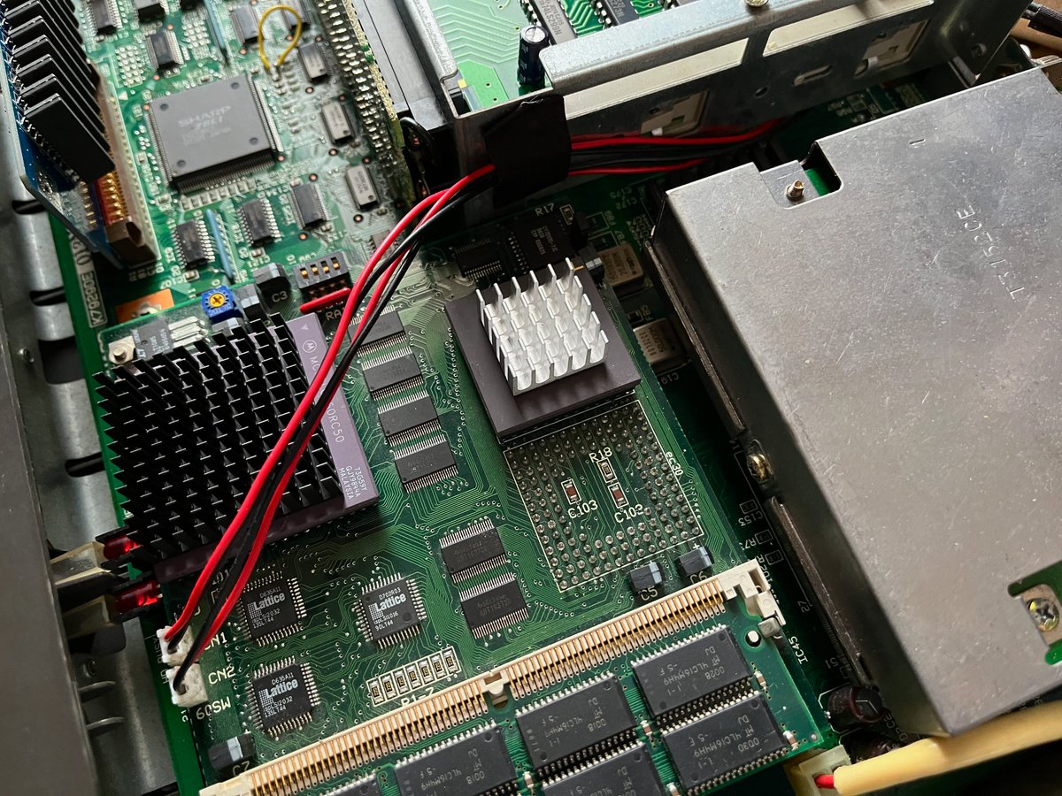 元々増設メモリが刺さっていたのにSWITCH.Xで4MBに制限がかけられていて、12MBにすると増設メモリのアクセスで化け化け。スタティックカラムOFFにしたところ12MB安定して使えるように。前オーナーは諦めて4MBで使っていた模様。

その後060モードが固まるようになったのでMPU交換。今は快調です😄