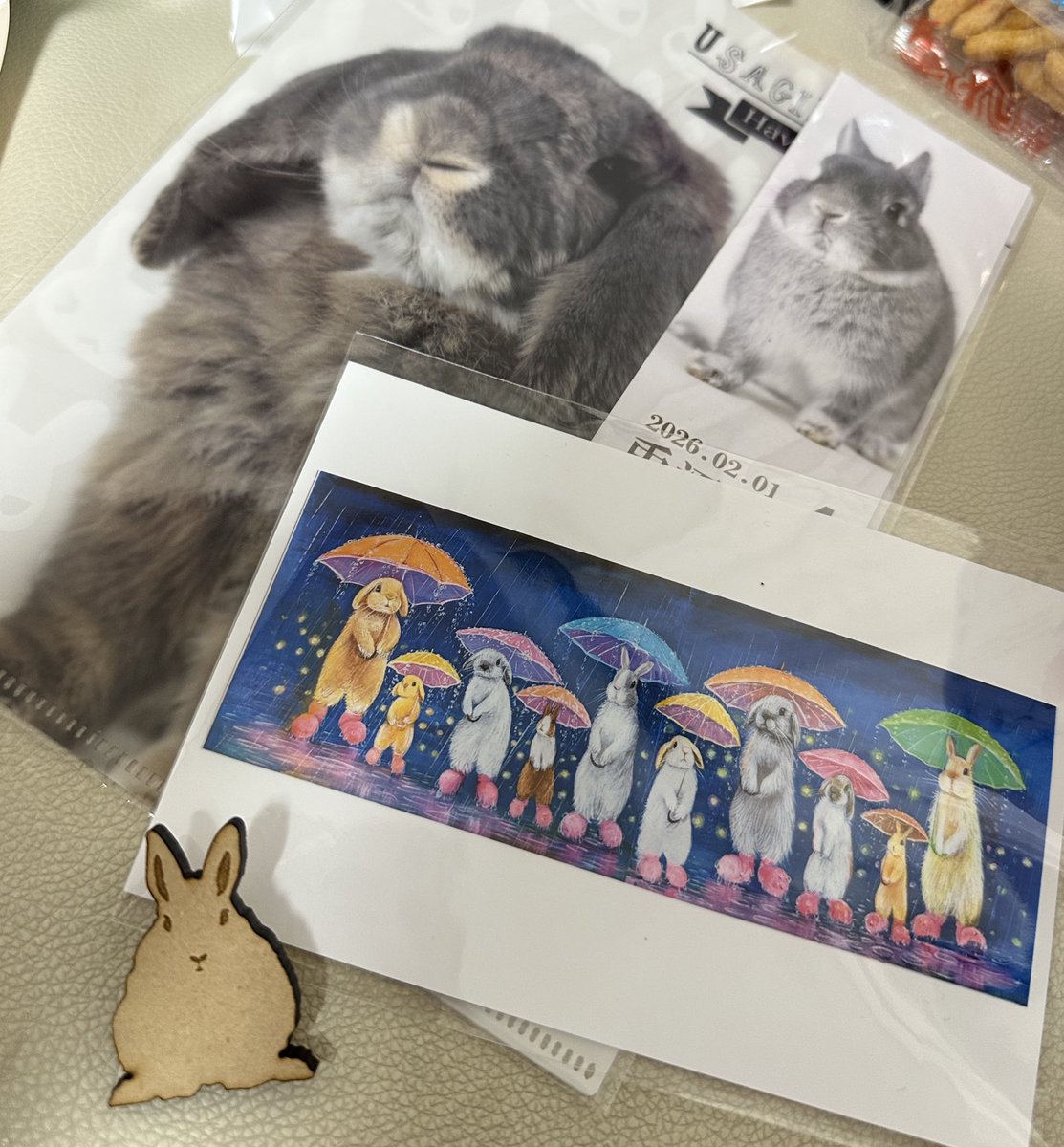 兎沼展での頂き物です🙇‍♀️♡

うーたんに似ているからーって
素敵な羊毛作品をいただきました🙇‍♀️
うわーん可愛いよーう
みなさんどこで可愛いのみつけてくるのー😭
モガダムさんから新作ポストカード
うさモノぱぱさんは新作ブローチ
テントさんはファイル
みんな優しい〜〜😭
ありがとうございました🙏♥️