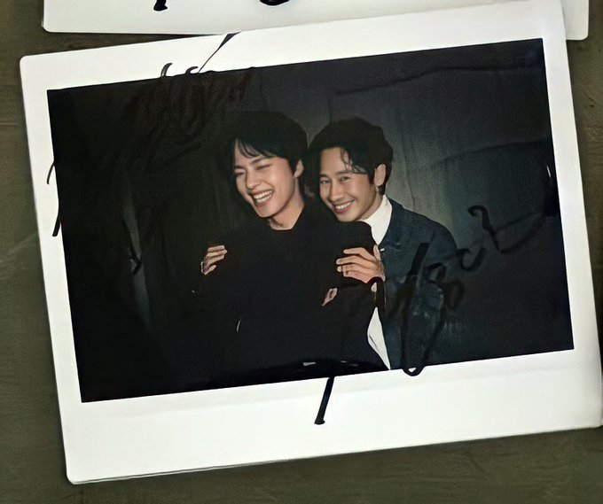 thegodfahmuii's tweet photo. พล้อตหมาเด้กที่แอบปลื้มเคะแก่มาตั้งแต่เด้กๆ จนวันนึงไดร่วมแสดงซีรี่เรื่องเดียวกัน ผมจะตกนรกแทนเคะแก่เองฮะ 😭🫶 https://t.co/i9lWvY4E1y