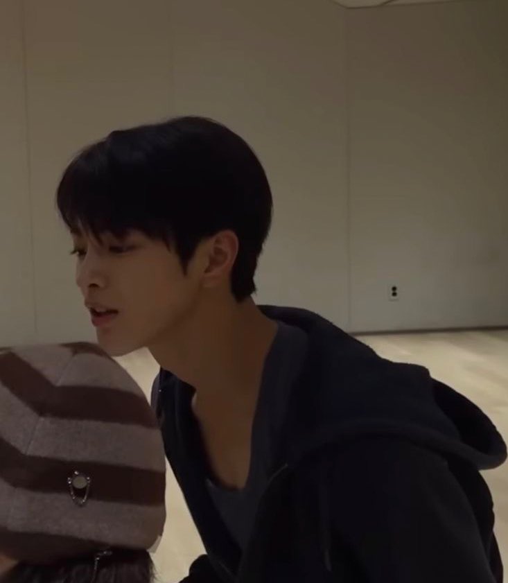 corhhjun's tweet image. 티존 개진해서 저화질에서도 이목구비 또렷한 미남이었다가 고전여배우미까지 가능한 게 너무 ㄲ포인트라 죽고 싶어짐