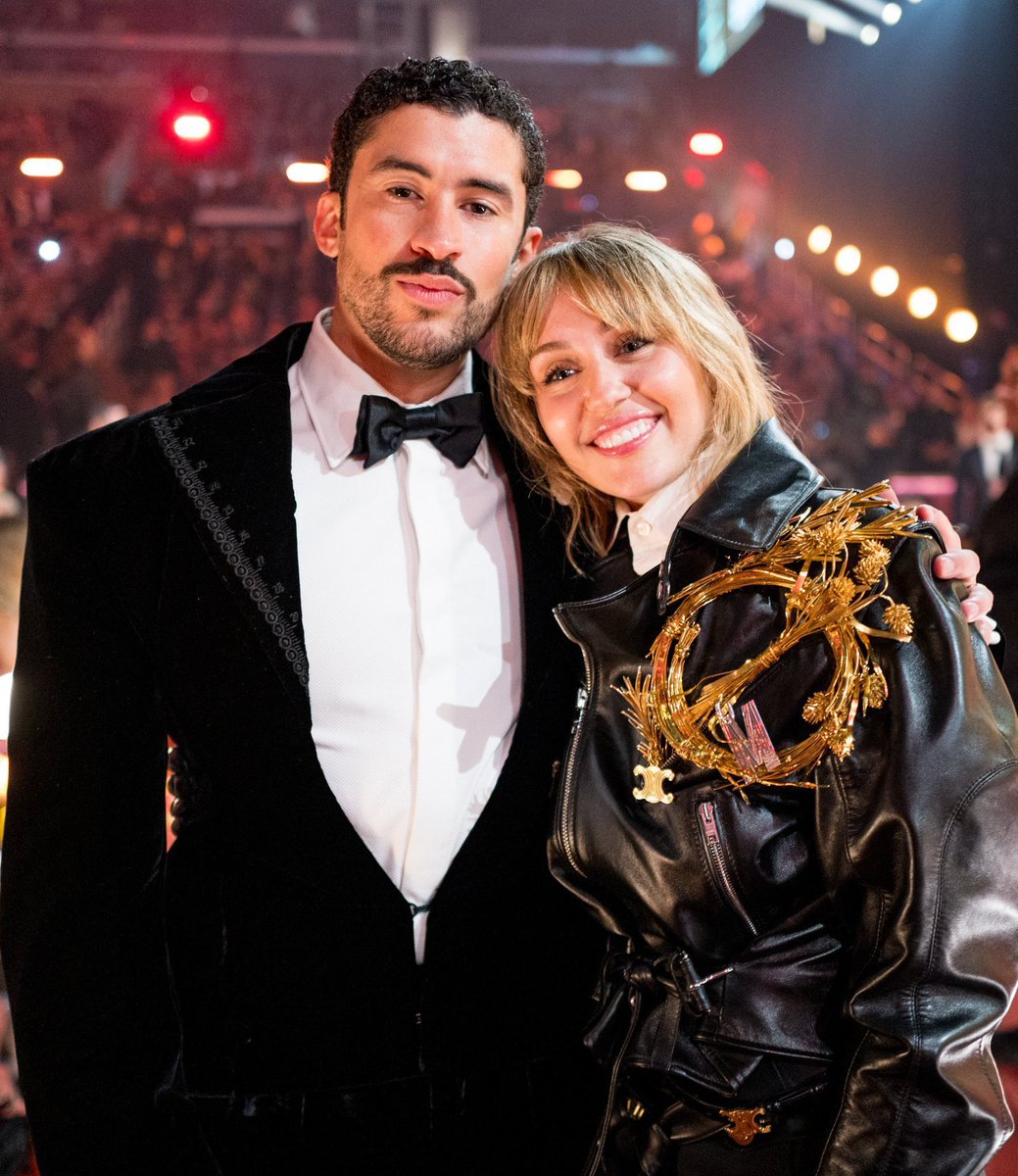 updatecultura's tweet photo. Bad Bunny e Miley Cyrus no #GRAMMYs. https://t.co/EMzTSo8rWn