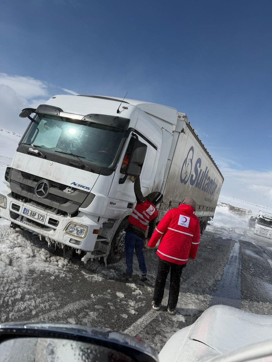 📍TENDÜREK GEÇİTİ

Ağrı Doğubayazıt- Van Çaldıran Karayolu arasında yer alan Tendürek Geçidinin  yoğun kar yağışı ve tipi sebebi ile kapanmasından dolayı bekleyen araç içerisindeki vatandaşlara kumanya desteğinde bulunduk🌙
#kızılay