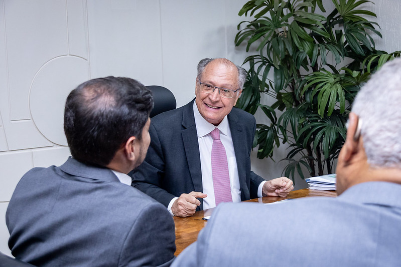 gazetadopovo's tweet photo. Lula quer zerar tarifas em reunião com Trump, diz Alckmin

https://t.co/rJWwvw4cb7 https://t.co/qwafhnUv6m