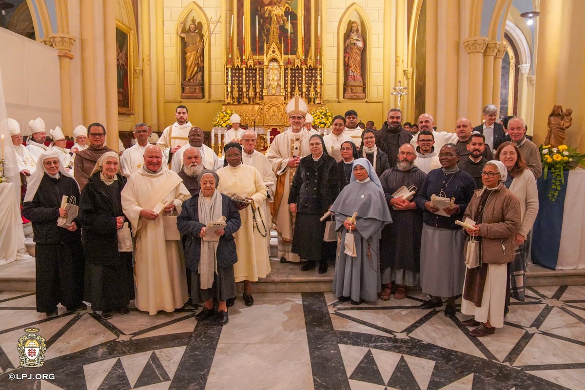 LPJerusalem's tweet image. الإثنين 2 شباط 2026، ترأس غبطة البطريرك الكاردينال بييرباتيستا بيتسابالا، بطريرك القدس للاتين، القداس الإلهي بمناسبة عيد تقدمة الرب يسوع إلى الهيكل ويوم الحياة المكرسة، في كاتدرائية البطريركية اللاتينية – القدس، بمشاركة عدد من الإكليروس ومختلف رهبانيات الأرض المقدسة.

On Monday,…