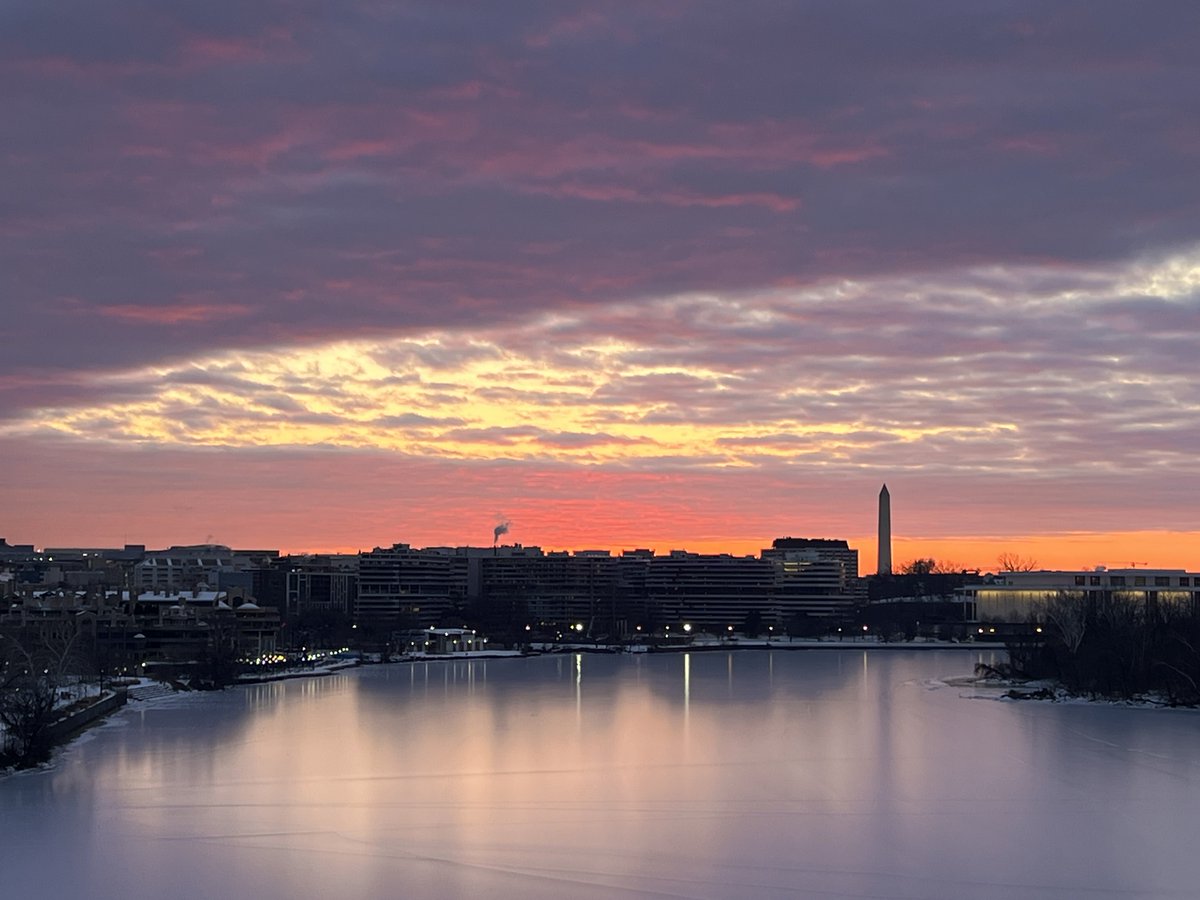 RiverGirl707's tweet image. #Sunrise on Tuesday over the icy Potomac River in #DC! ⁦@capitalweather⁩ ⁦@KaitlynMcGrath⁩