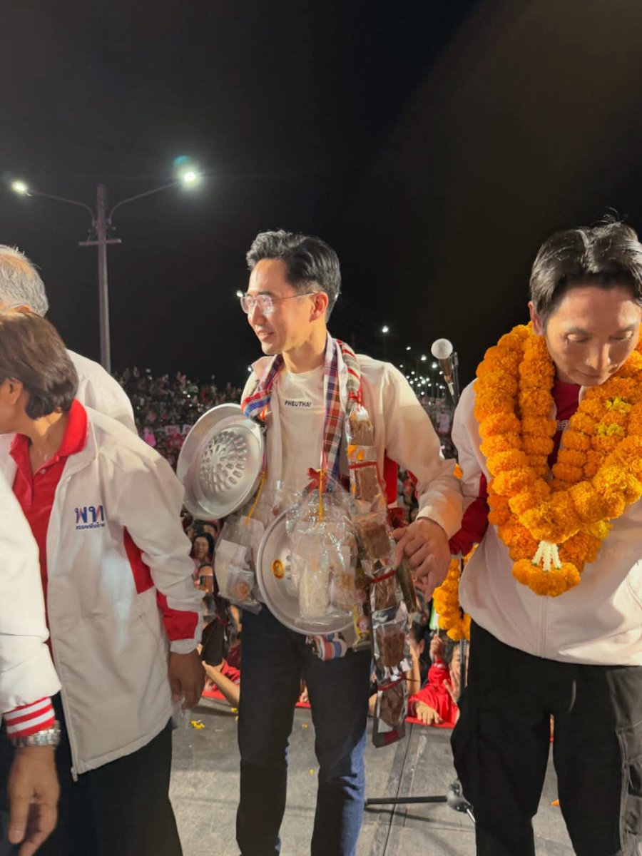 พวงมาลัยของเวทีปราศรัยของเพื่อไทย เป็นสีสันและความสนุกสนานของการปราศรัยหาเสียงของเพื่อไทยในการเลือกตั้งรอบนี้