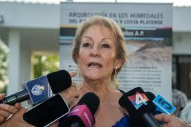 LahitteCarlos's tweet image. ⏩Todo es "complejo", en un gobierno complejo....
Co$$e habló sobre prospección petrolera y aseguró que "es un tema bien complejo?
El casete de las "charlas profundas"...con toda la sociedad le faltó, decir!
No me gusta nada, su cara,pero es buena con los niños, pobres.