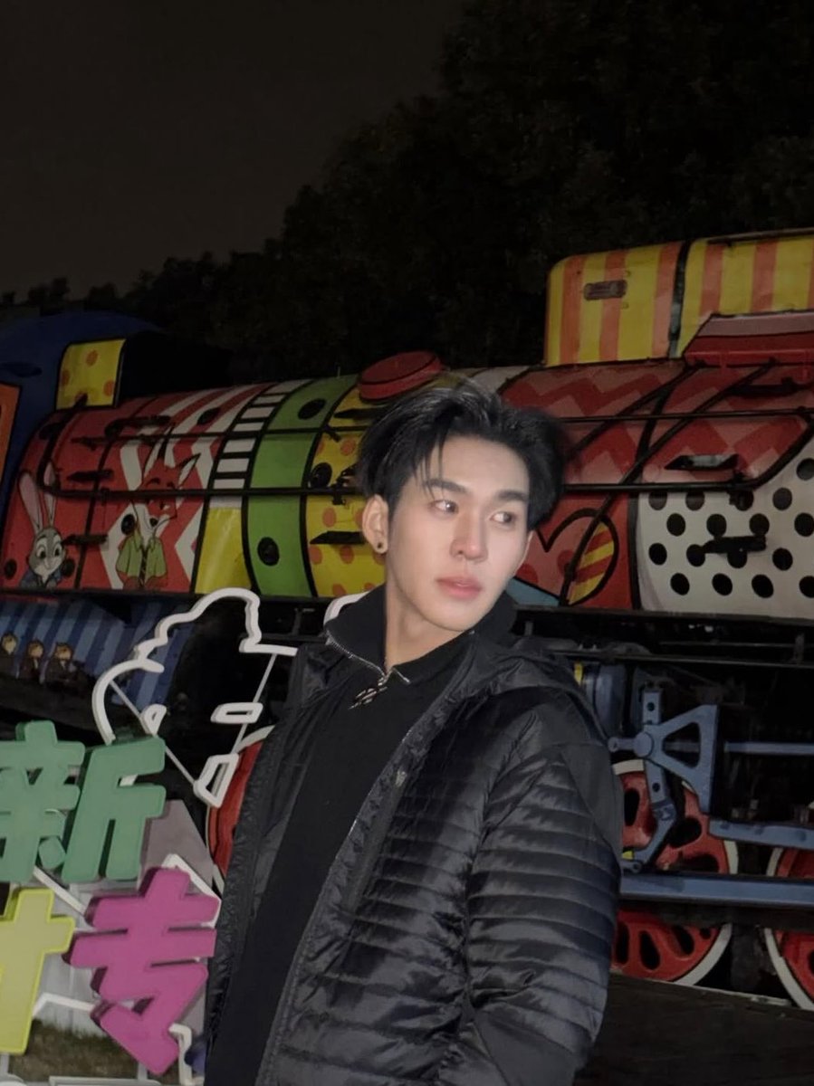 mx4jay's tweet image. หล่อมากอ่ะออร่าพี่พระเอก 🙂‍↕️

#auautnp