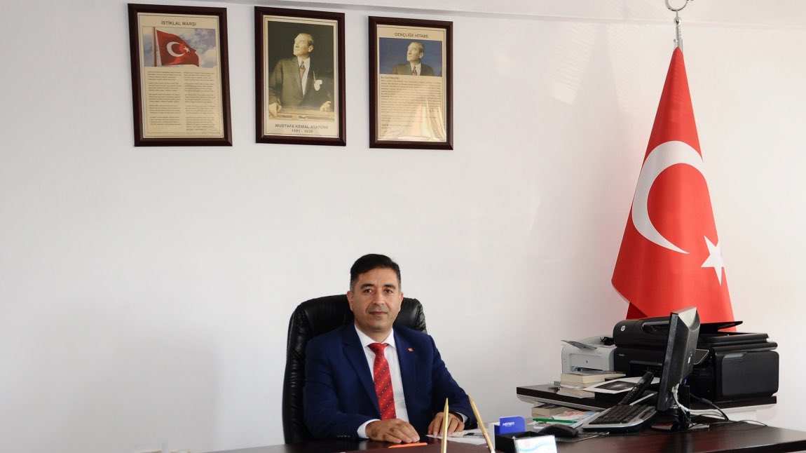 Bilecik’te görev yapan Refik Arslan Öztürk Fen Lisesi Müdürü Fadıl Ağdağ, velileri toplantıya davet etmek için gönderdiği mesajla eğitim camiasında uzun süre konuşulan bir örneğe imza atmıştı.

Ağdağ’ın velilere gönderdiği davet mesajı şöyleydi:

“Şu dünyada her şeyin en iyisine