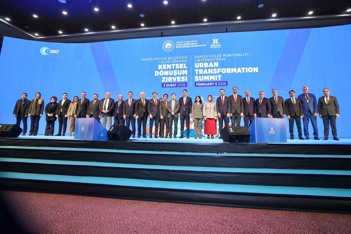 Bahçelievler Belediyemizin gerçekleştirdiği Kentsel Dönüşüm Zirvesi’ne; Çevre Şehircilik ve İklim Değişikliği Bakanımız Sn. <a href="/murat_kurum/">Murat KURUM</a> ile birlikte katıldık. Kentimizin bir numaralı gündemi olan Kentsel Dönüşüm konusunu tüm yönleriyle değerlendirdiğimiz verimli bir zirve oldu.