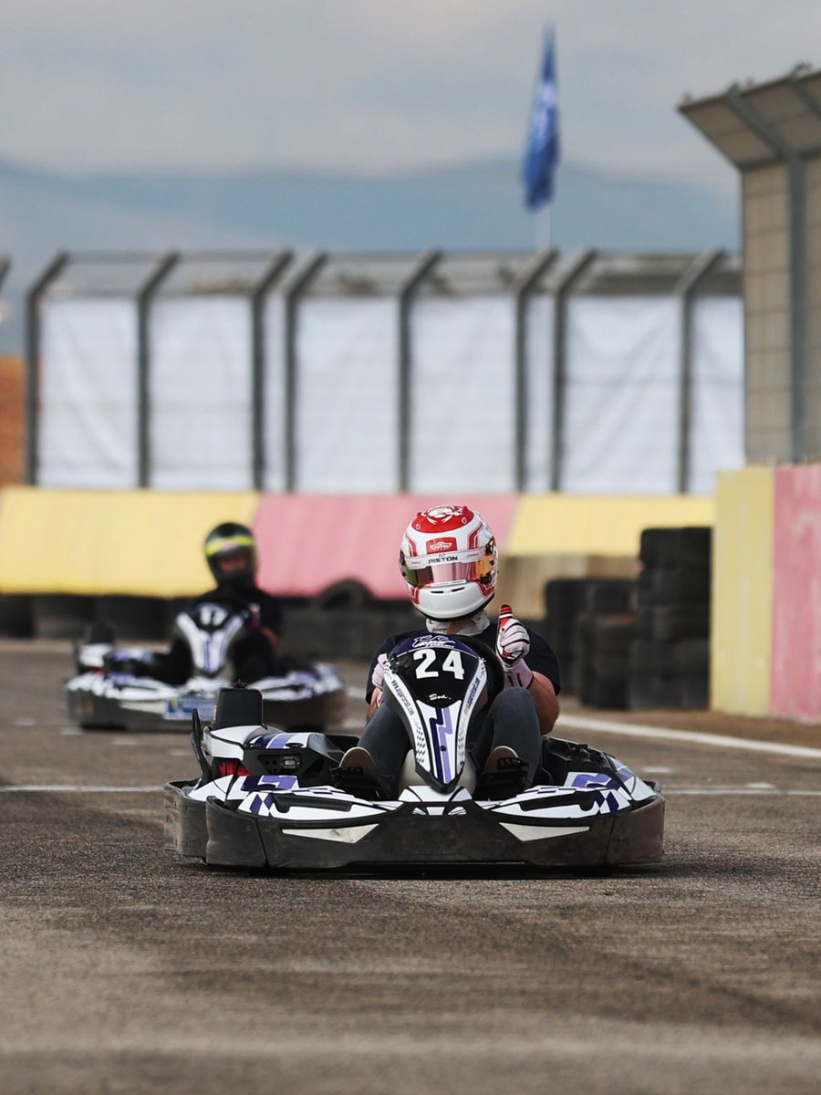 VICTORIA CONFIRMADA 👍🏼🏎️

¡Ven a disfrutar del karting este fin de semana!