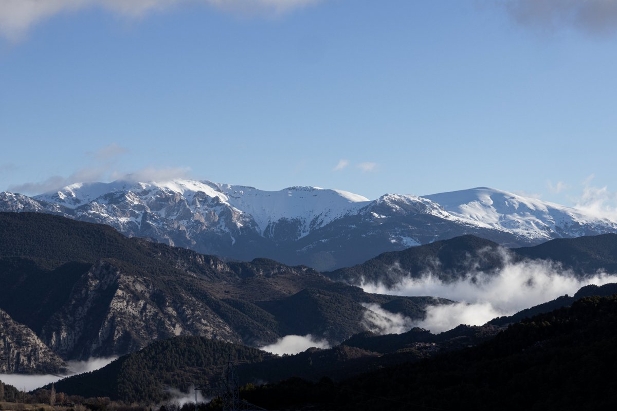 Caldeere's tweet image. El Prepirineu està esplèndid! Penyes Altes, Puigllançada i la Tosa d'Alp aquest matí des dels voltants d'Ensija.