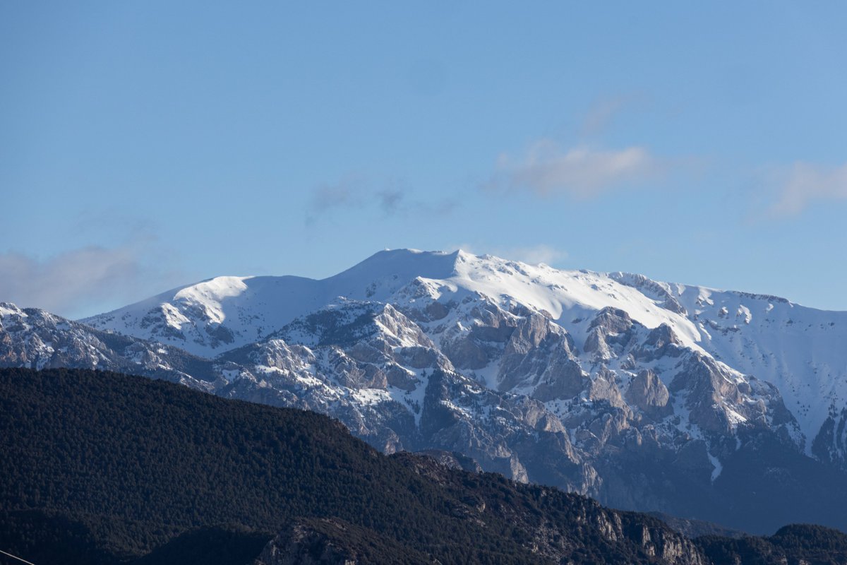 Caldeere's tweet image. El Prepirineu està esplèndid! Penyes Altes, Puigllançada i la Tosa d'Alp aquest matí des dels voltants d'Ensija.