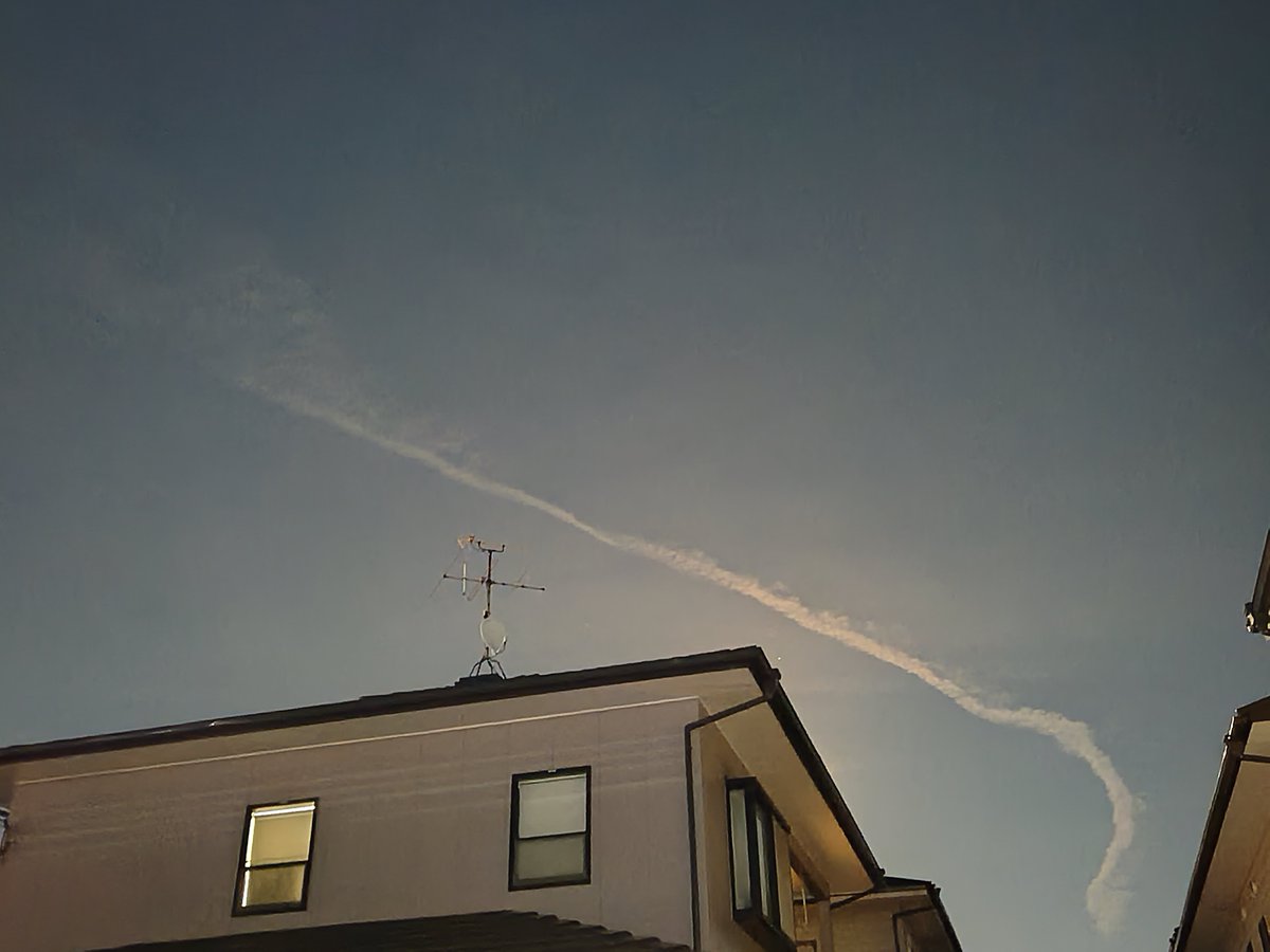 #飛行機雲
どういう軌道のなんの飛行機雲なんでしょ？
平地は無風ですが、上空は風があって曲がっただけかも。
Switchゼルダの龍の類かも、かと。
本日20時35分頃