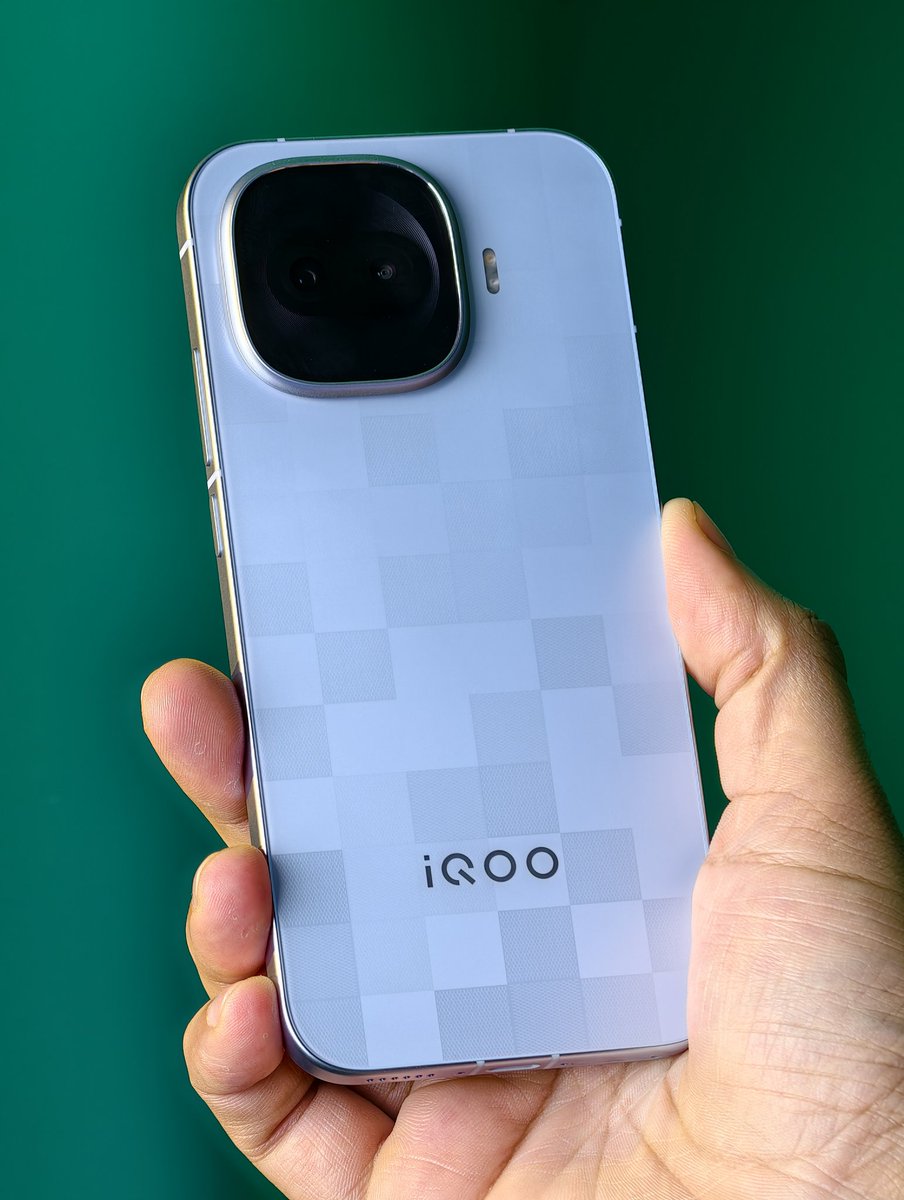 iQOO 15R Triumph Silver. #iQOOPriveNight #IQOO15R