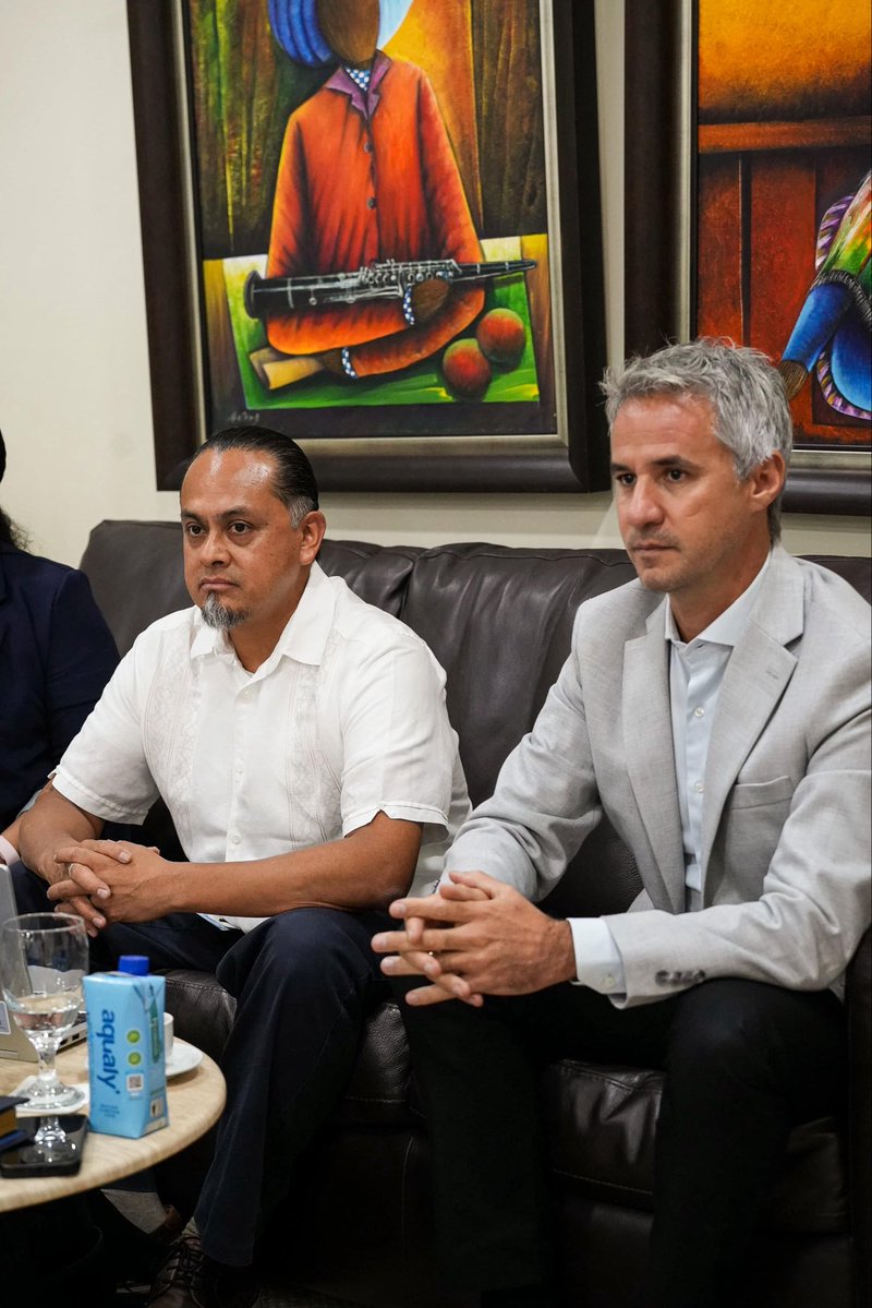 Recibí una delegación del <a href="/el_BID/">Banco Interamericano de Desarrollo</a>, encabezada por Nathalie Alvarado, junto a Miguel Bazurra y Mario González. Conversamos sobre cooperación técnica y acciones concretas para seguir fortaleciendo el sector agropecuario y el desarrollo sostenible del campo dominicano.