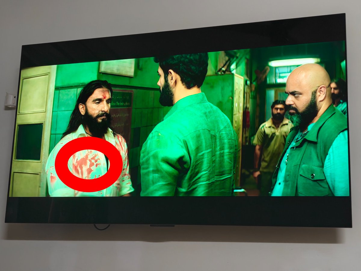 If you notice, hamza is lying in this scene so dhar strategically put congress logo on his shirt, which presents how congress lied to us for 70 years. peak writing ✍️ peak direction