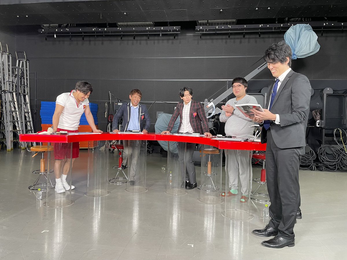 収録終了。画像はあんまり見た事ないタイプの謎解き企画に挑戦するアルピーさんとマヂラブさん。これは良い企画だと思うので早く見てほしいです。そしてゲストのザ•ギースさんお疲れ様でした。

放送も意外ともうすぐなので取り急ぎ編集作業に入ります。

#寄生番組パラサイト