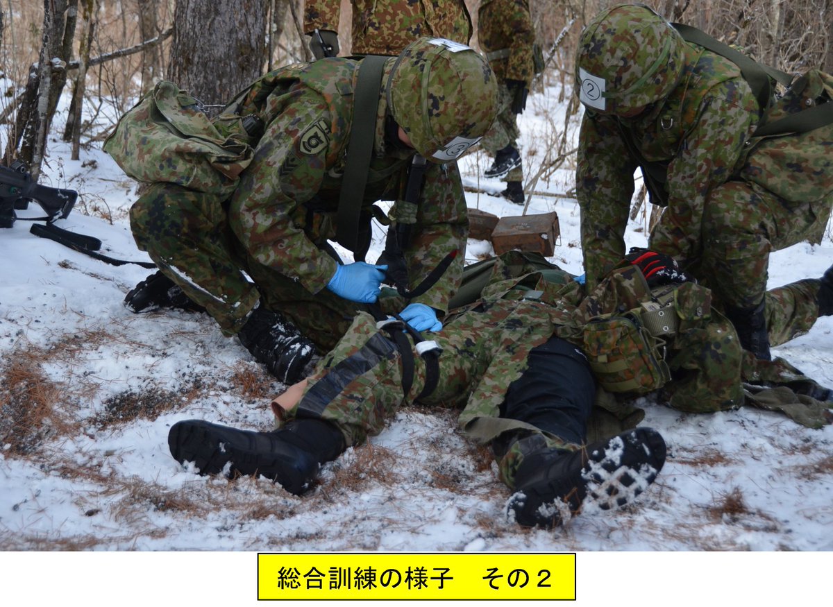 fasu_fsb's tweet photo. 令和８年１月２９日（木）、#特科教導隊 は、令和７年度補助担架集合訓練（養成）において総合訓練を行いました。積雪の中、被教育者４名は、補助担架班として、傷病者捜索、傷病者観察及び担架搬送の一連動作を、相互に協力して行い、与えられた任務を完遂しました！！ https://t.co/xAnFVrD1s4