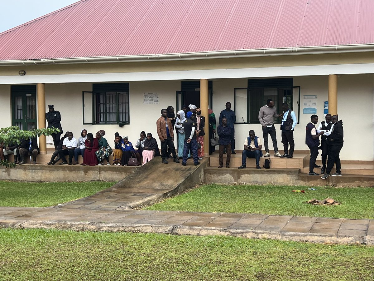 ug_lawsociety's tweet image. BUTAMBALA: Our #RapidResponse team—Advocates @Robert_Jurua, @Awe_creature, and @orobo_ronald—is already on the ground, preparing sureties’ documents to secure bail for the 25 detainees arrested on January 15.

#BangTheTable #BackOnTrack #RNBVision2060