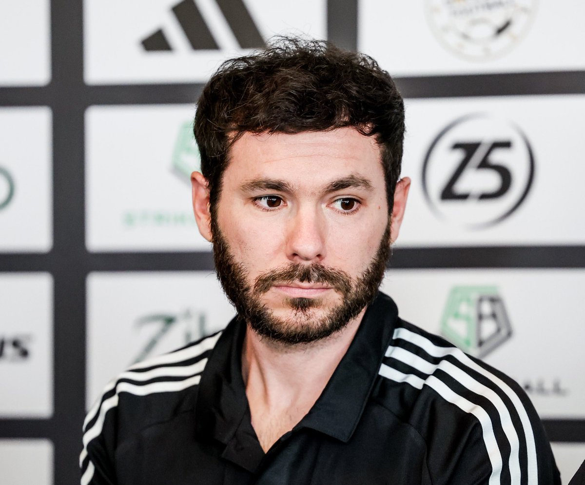 ActuFoot_'s tweet image. 🚨 « 𝗟𝗘𝗦 𝗝𝗘𝗨𝗡𝗘𝗦 𝗝𝗢𝗨𝗘𝗨𝗥𝗦 𝗤𝗨𝗜 𝗦𝗜𝗚𝗡𝗘𝗡𝗧 𝗘𝗡 𝗔𝗥𝗔𝗕𝗜𝗘 𝗦𝗔𝗢𝗨𝗗𝗜𝗧𝗘 🇸🇦 ? 𝗝𝗘 𝗟𝗘𝗨𝗥 𝗦𝗢𝗨𝗛𝗔𝗜𝗧𝗘 𝗨𝗡𝗘 𝗙𝗜𝗡 𝗗𝗘 𝗖𝗔𝗥𝗥𝗜𝗘̀𝗥𝗘. » 😳

Bruce Grannec complètement 𝗙𝗨𝗥𝗜𝗘𝗨𝗫 contre les jeunes joueurs qui partent jouer en Arabie…