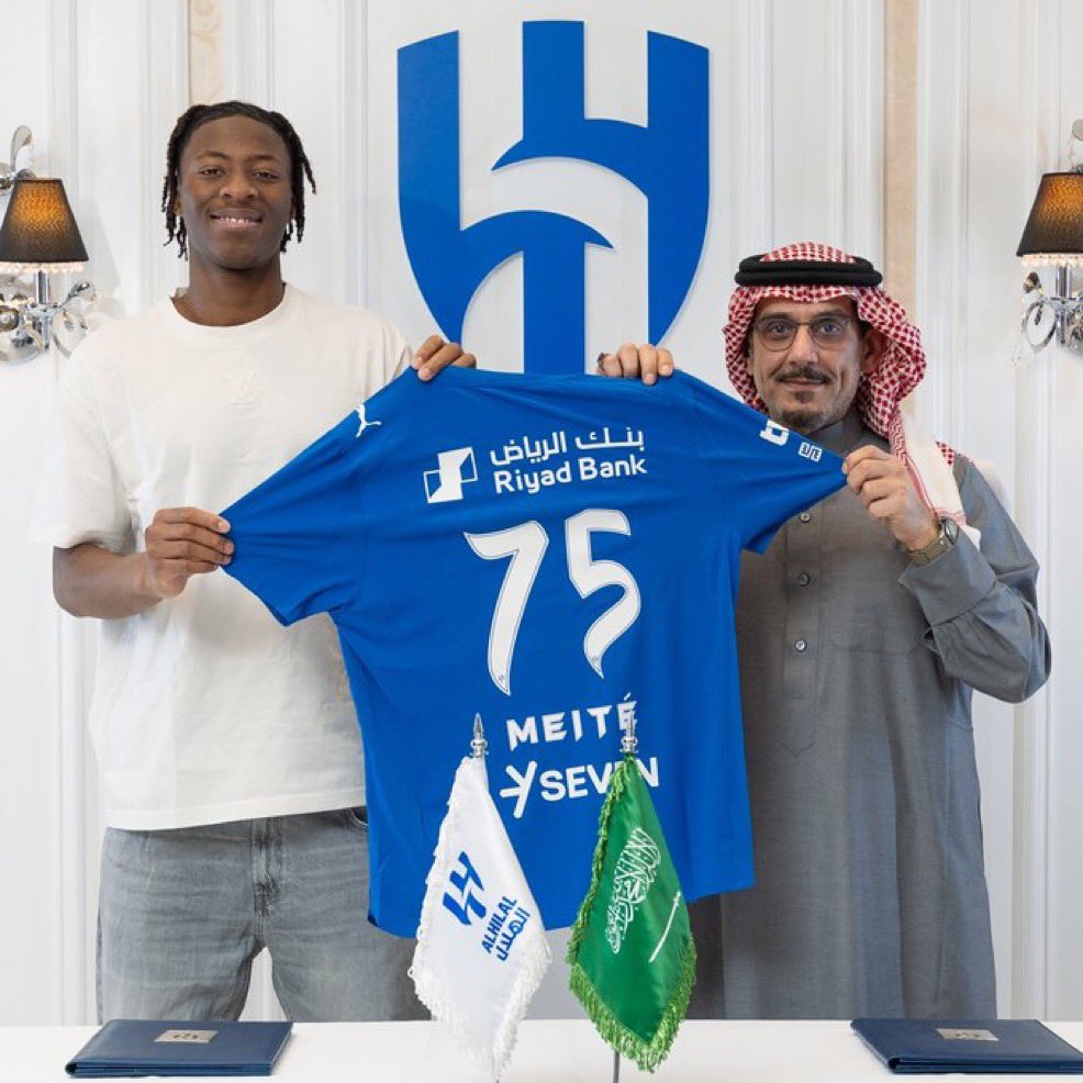 ActuFoot_'s tweet image. 🚨 « 𝗟𝗘𝗦 𝗝𝗘𝗨𝗡𝗘𝗦 𝗝𝗢𝗨𝗘𝗨𝗥𝗦 𝗤𝗨𝗜 𝗦𝗜𝗚𝗡𝗘𝗡𝗧 𝗘𝗡 𝗔𝗥𝗔𝗕𝗜𝗘 𝗦𝗔𝗢𝗨𝗗𝗜𝗧𝗘 🇸🇦 ? 𝗝𝗘 𝗟𝗘𝗨𝗥 𝗦𝗢𝗨𝗛𝗔𝗜𝗧𝗘 𝗨𝗡𝗘 𝗙𝗜𝗡 𝗗𝗘 𝗖𝗔𝗥𝗥𝗜𝗘̀𝗥𝗘. » 😳

Bruce Grannec complètement 𝗙𝗨𝗥𝗜𝗘𝗨𝗫 contre les jeunes joueurs qui partent jouer en Arabie…