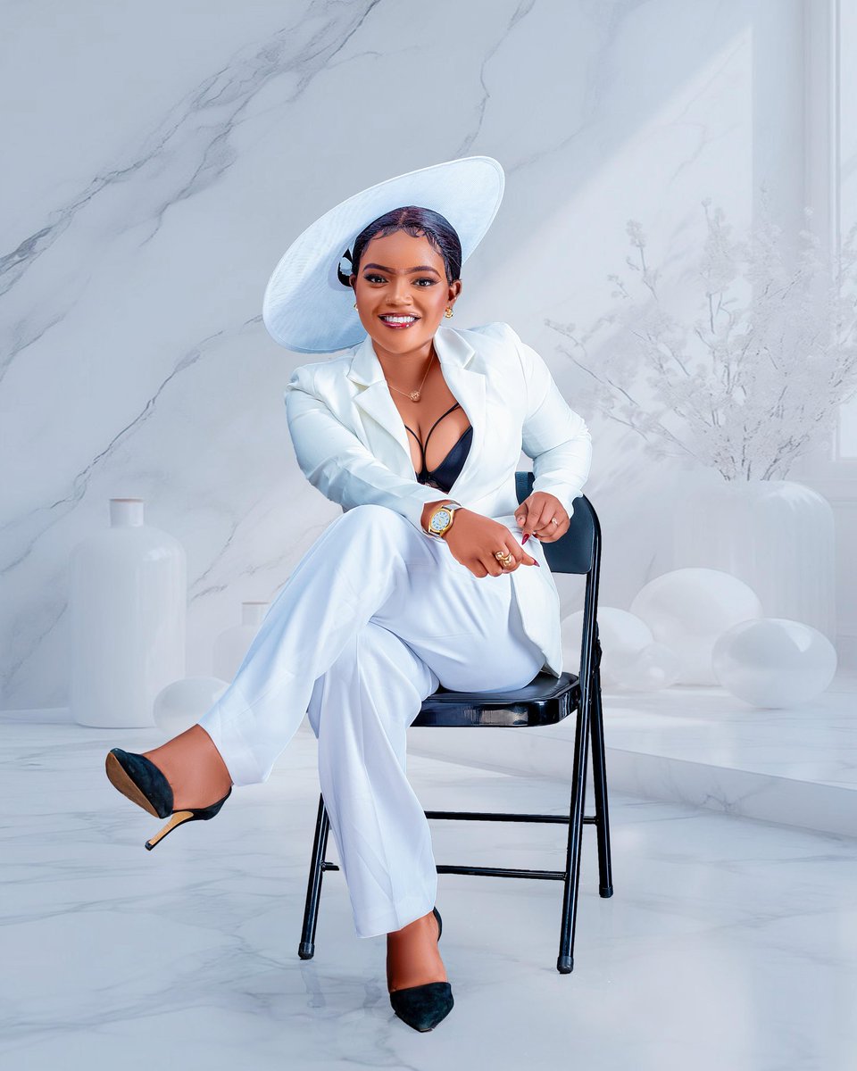 There’s a quiet power in showing up well put together.

Clean lines, calm colours, and a pose that feels confident without trying too hard, that’s what this shoot is about.

Happy Birthday Mellan 🎉

Thank you for trusting Mejasan Photo Studio to capture you in a way that feels