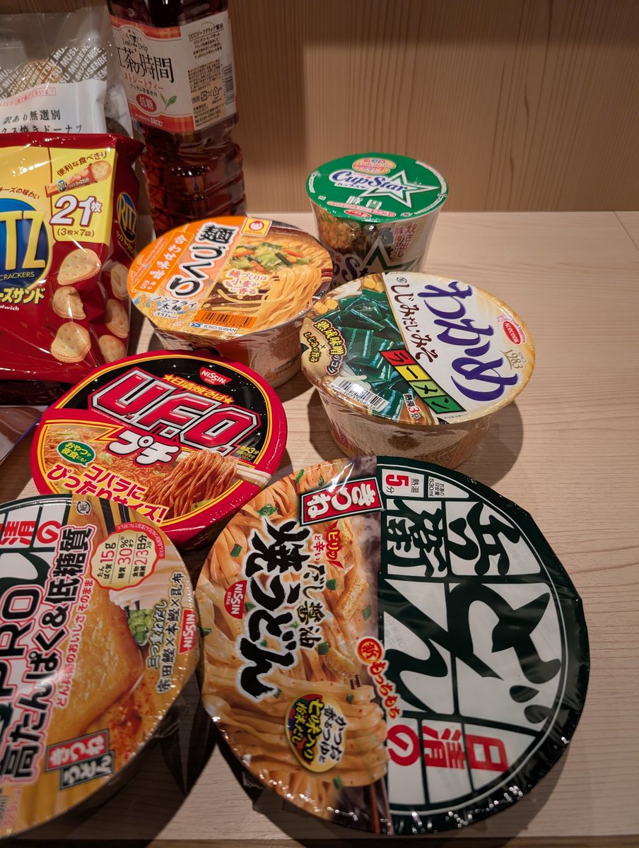 shimako_d's tweet photo. ローソン行ったら福袋あって買っちゃったw前回のが結構よかったのよね〜。
しばらくおやつに困らない😆 https://t.co/07mv06Pyro