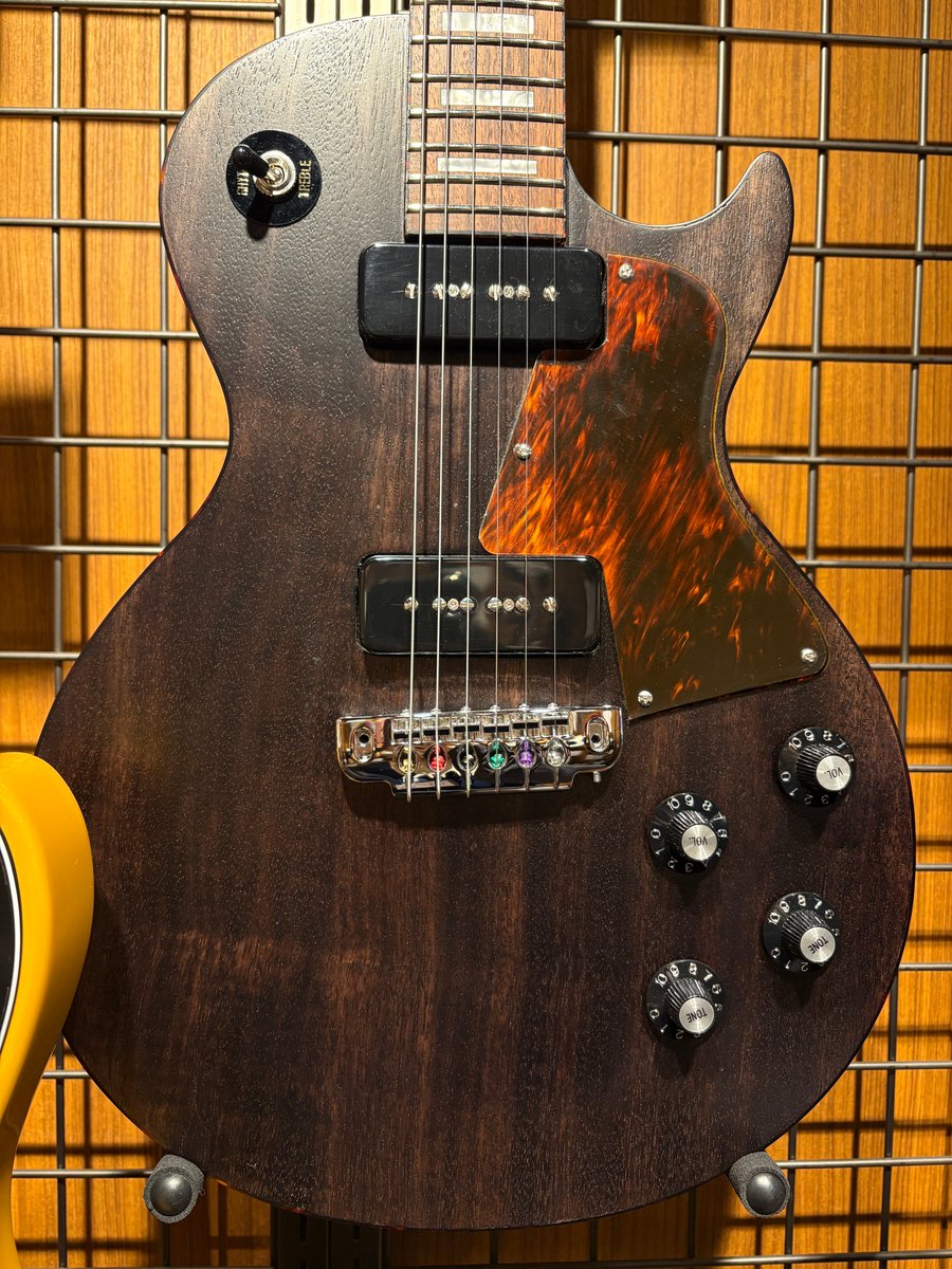 ピックガードの形が個性的で、渋くてかっこいいですね～！！ 取り寄せ
