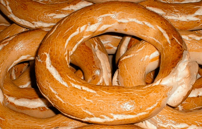 🥨 Las rosquillas de palo, tradición de la provincia de Valladolid,  tienen especial arraigo en #MedinadeRioseco y la comarca de #TierradeCampos.  
Su sabor anisado revive en el paladar la tradición de generaciones.
¡Imposible comer solo una!
📷<a href="/CyLEsVida/">Turismo Castilla y León</a>
<a href="/turvalladolid/">Turismo Valladolid</a>