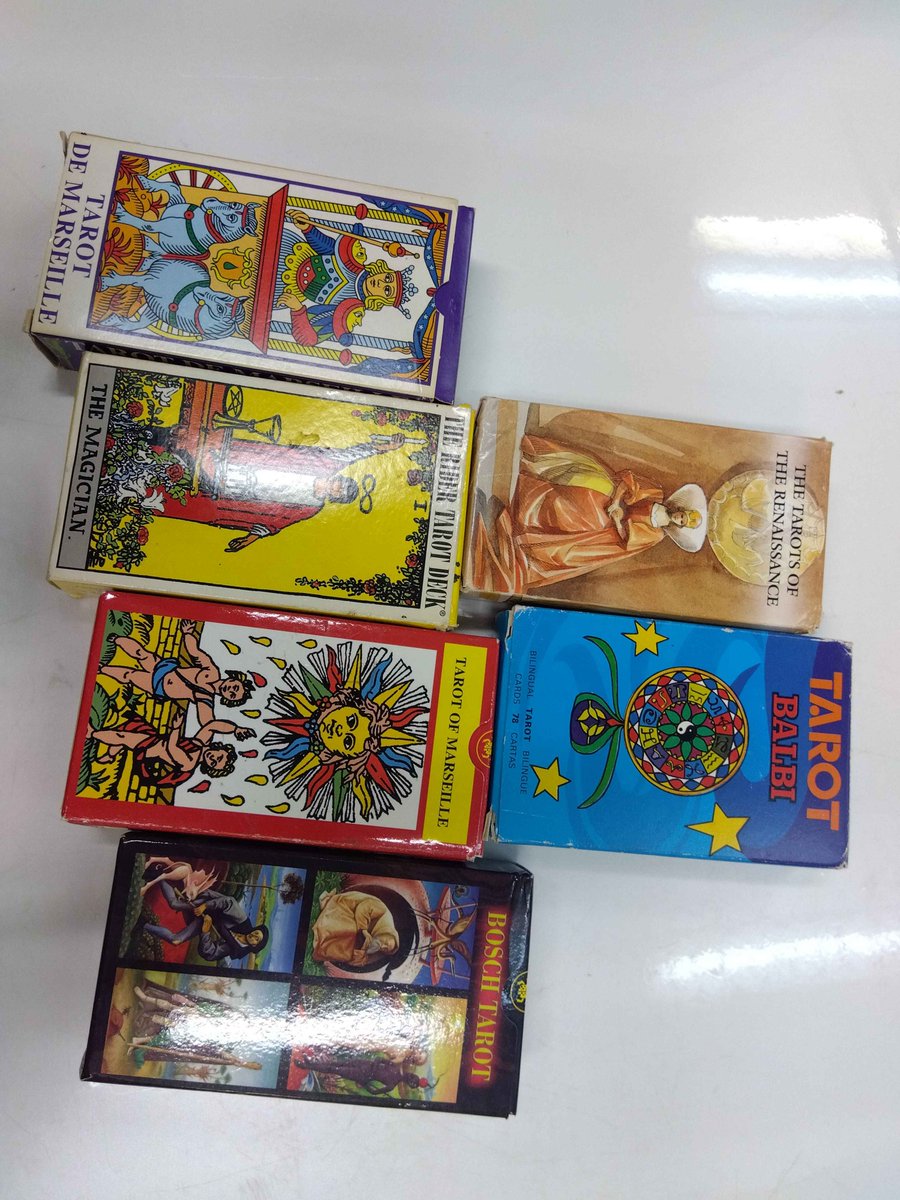 タロットカード類、入荷しました。様々な絵柄にうっとりしてしまいそう