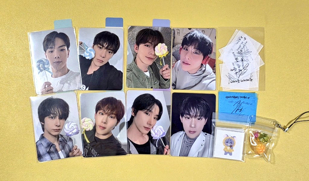 콘서트 가방을 정리하다, 
맘이 다시 몽글몽글해졌따!!

첫콘 컨페티, 포카를 기꺼이 선물해준 이쁘니들
중콘 컨페티에 최애만 쏙 빠져서 슬퍼한 언니를 위해 컨페티를 챙겨준 이쁘니
없는 포카를 물어봐 주고 챙겨준 따수운 언니와 칭구

소중한 마음들 정말 너무너무 고마워요!!🥹