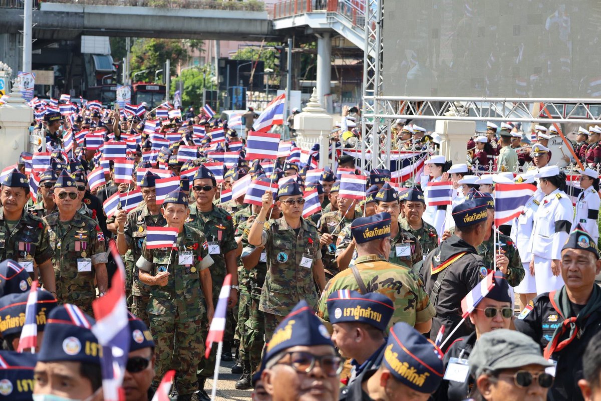 prroyalthainavy's tweet photo. สดุดีวีรชนผู้สละชีพเพื่อชาติ นายกรัฐมนตรี เป็นประธานพิธีบรรจุอัฐิทหาร 42 นาย เน���่องในวันทหารผ่านศึก ณ อนุสาวรีย์ชัยสมรภูมิ

วันที่ 3 กุมภาพันธ์ 2569 องค์การสงเคราะห์ทหารผ่านศึกในพระบรมราชูปถัมภ์ จัดพิธีเนื่องใน วันทหารผ่านศึก เพื่อสดุดีและเชิดชูเกียรติทหารกล้าผู้เสียสละเ��ื่อปกป้องเอกราชและอธิปไตยของชาติ ภายใต้ชื่องานน้อมรำลึกถึงพระมหากรุณาธิคุณแด่สมเด็จพระนางเจ้าสิริกิติ์ พระบรมราชินีนาถ พระบรมราชชนนีพันปีหลวง ณ อนุสาวรีย์ชัยสมรภูมิ

ในโอกาสนี้ อนุทิน ชาญวีรกูล นายกรัฐมนตรีและรัฐมนตรีว่าการกระทรวงมหาดไทย เป็นประธานในพิธีบรรจุอัฐิทหารผู้เสียชีวิตจากเหตุปะทะบริเวณชายแดนไทย–กัมพูชา จำนวน 42 นาย พร้อมกล่าวสดุดีความกล้าห��ญและการเสียสละที่ก่อให้เกิดความสงบสุขแก่บ้านเมือง และย้ำว่าคุณูปการของวีรชนจะจารึกในหัวใจคนไทยตลอดไป

#wvothailand
#honortheheroes
#องค์การสงเคราะห์ทหารผ่านศึก 
#ทหารผ่านศึก
#เชิดชูเกียรติทหารกล้า
#3กุมภาพันธ์วันทหารผ่านศึก
#วันทหารผ่านศึก