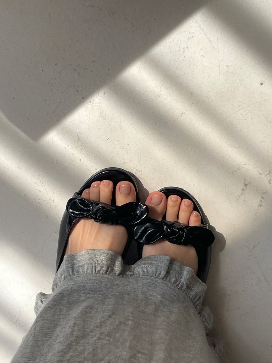 heeddo__'s tweet photo. 나랑 네일 추구미 비슷한 사람?
한 듯 안 한 듯 깔끔한 누드톤 너무 좋아 ..

옛날엔 네일 안 한 깔끔한 맨 손톱이
제일 예쁘다고 생각했는데,
요즘은 네일 한 손톱이 더 깨끗하고 예뻐보여

이번 네일+패디 넘 맘에 들어서 소리를 악지름
!!!! 🥵 https://t.co/BXou6tTyKD
