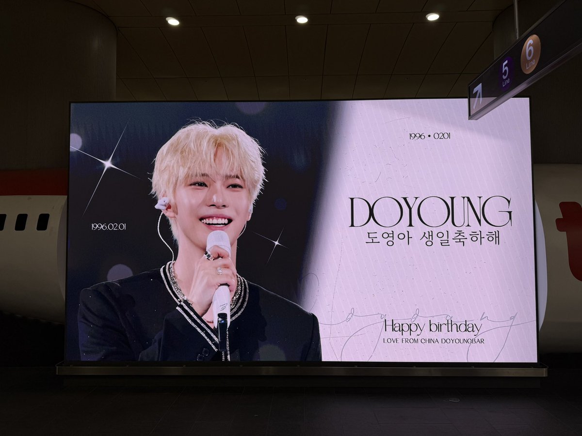 howeverwinter's tweet image. 공덕에서 도링이 자만추
헤헤