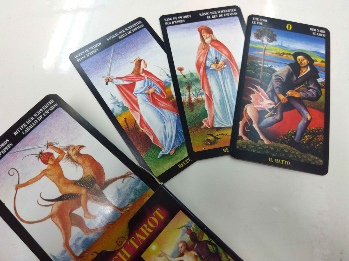タロットカード類、入荷しました。様々な絵柄にうっとりしてしまいそう