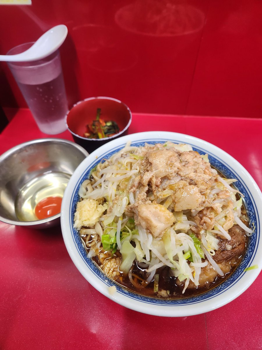 fomaf906i2's tweet photo. ラーメン二郎　越谷店
小　豚2枚　大蒜少　脂
キムチ　たまご

久訪の越谷
ちょうど開店時に並んで３ロット目で入店。
豚増がなくなって1枚ずつ買う仕様になってる。
二郎に並ぶのに走ってまで人を抜かす人にはなりたくないと思った今日この頃。 https://t.co/9kMBp0AndZ