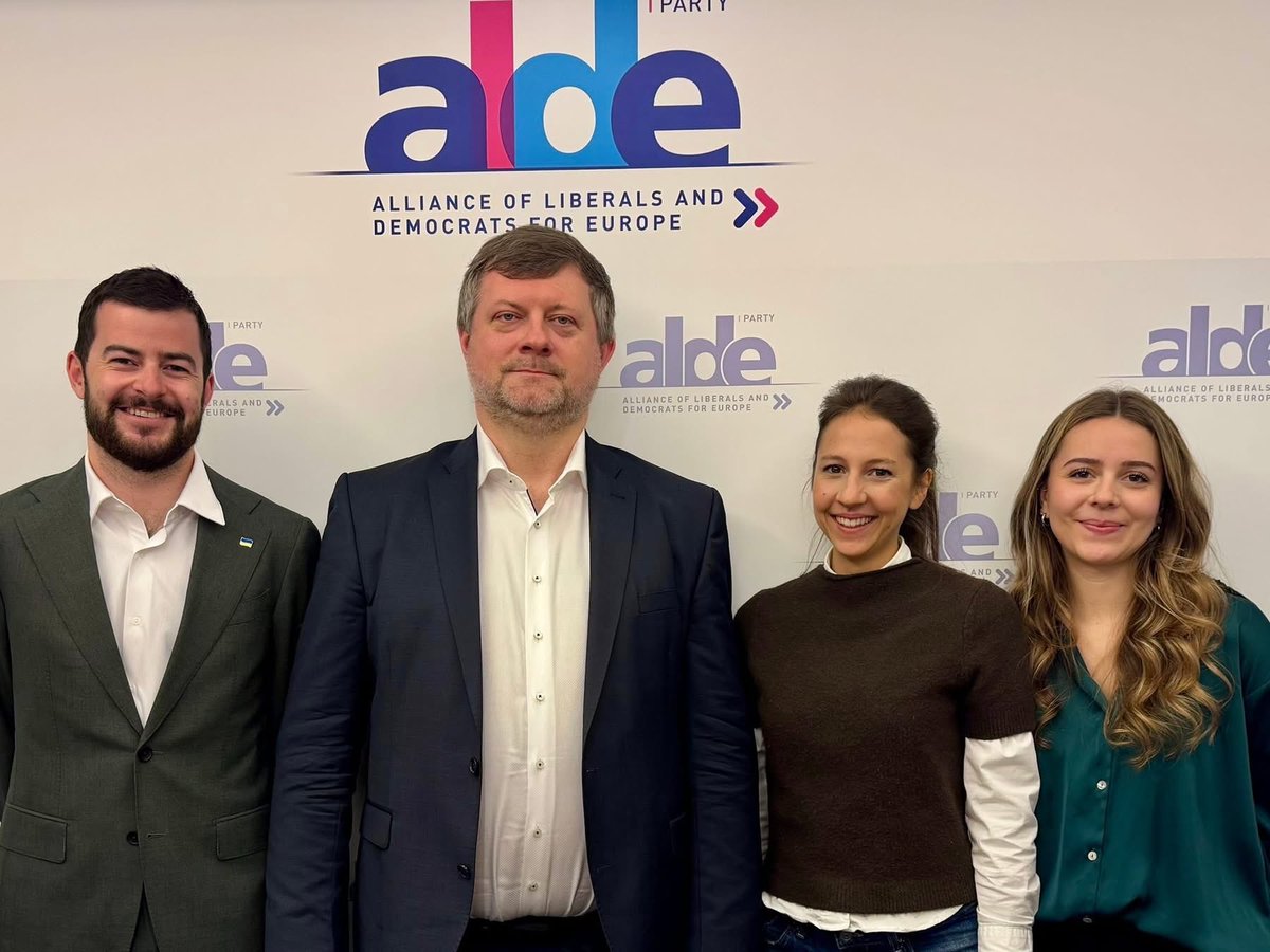 sluganarodu_pp's tweet photo. 🇺🇦 @OlekKorn: Зустрічі з колегами з @ALDEParty та @RenewEurope
✅З Президенткою #ALDE @svenja_hahn  говорили про форум стійкості в Україні з акцентом на відновленні. Окремо — про збільшення міжпартійної взаємодії, посилення роботи регіональних осередків, євроінтеграцію. 
✅З Віцепрезидентом Європарламенту @martinhojsik та віцепрезидентом #RenewEurope @BillyKelleherEU говорили про надання Україні €90 млрд, безпекову ситуацію, програми співробітництва, санкції.
✅З Головою спеціального комітету ЄП European Democracy Shield @NathalieLoiseau  обговорили механізм відшкодування збитків, завданих РФ, використання заморожених коштів, підтримку 🇺🇦 ОПК.
✅Під час зустрічі з Головою комітету з правових питань @ilhankyuchyuk говорили про перспективу виборчого процесу в Україні, міжпартійну співпрацю, наближення до європейських стандартів. 
✅Окрім того, провів хорошу розмову з керівництвом @EurLiberalForum та @FNFreiheit. Домовилися про посилення взаємодії та напрацювання спільних дій.
#євроінтеграція #StrongerTogether
