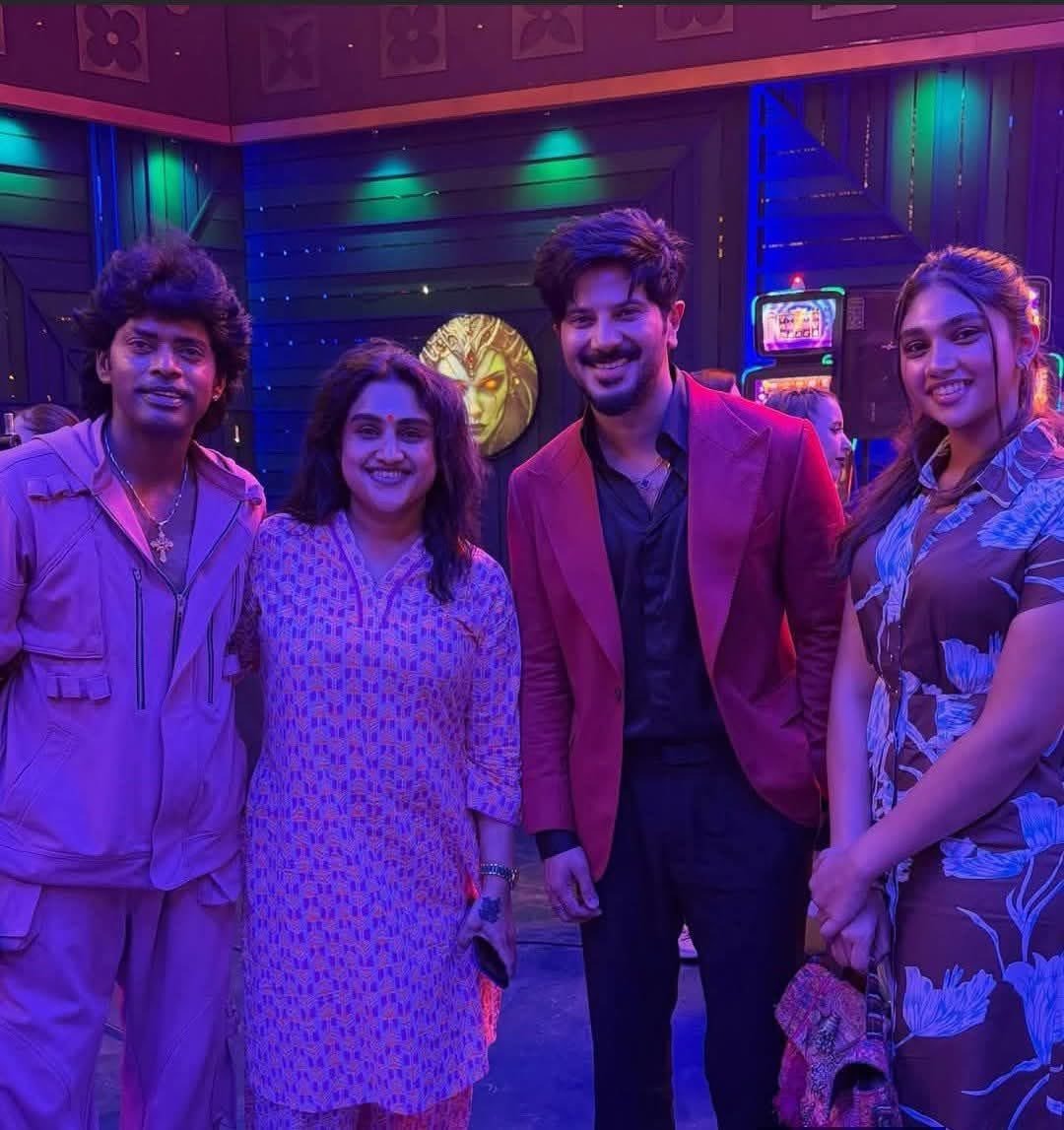ThamizhPadam's tweet image. Behind the screens and under the lights! 💡 Having a blast with the squad at #IAmGame  

#DulquerSalmaan #Sandy #Vanitha #Jovika #Thamizhpadam